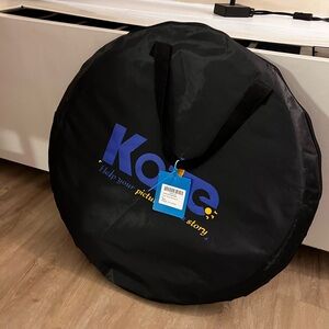 photo background, two tripods, light reflector for professional photographer